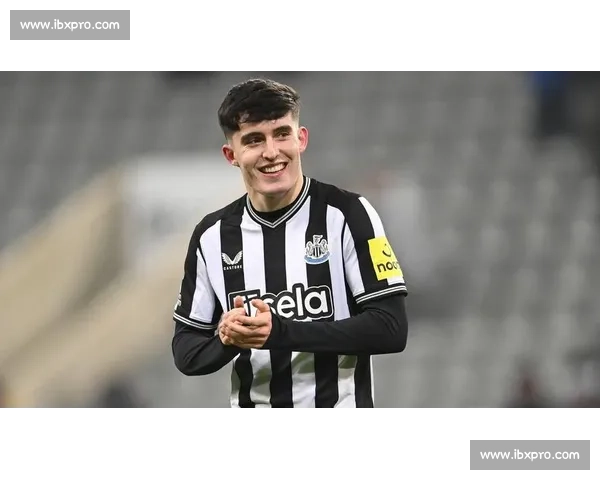 费内巴切锁定沃克！曼城放行 + 高薪诱惑，英格兰老将迎职业生涯十字路口